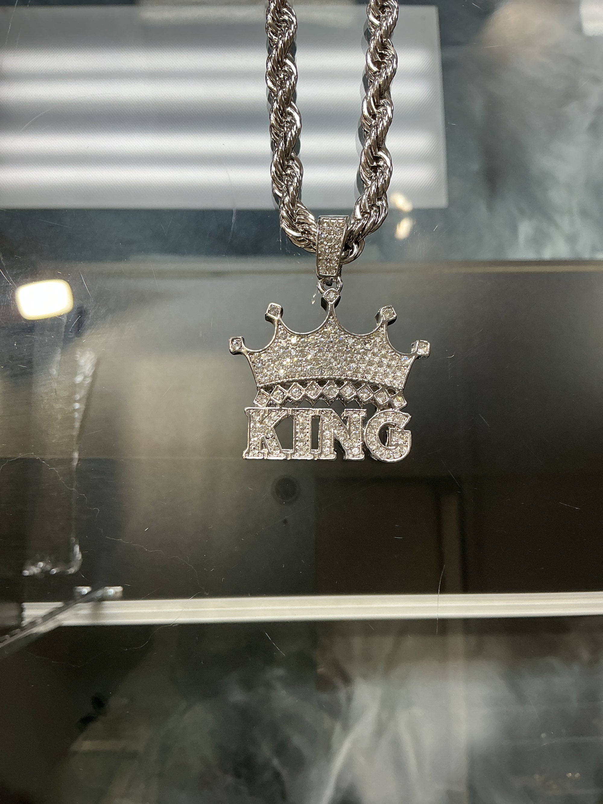 ESSENTIAL JEWELRY KING PENDANT